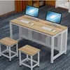 Una mesa y dos taburetes con estructura trasera de acero.