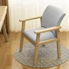 Madera maciza color roble + forro suave de tela gris claro.