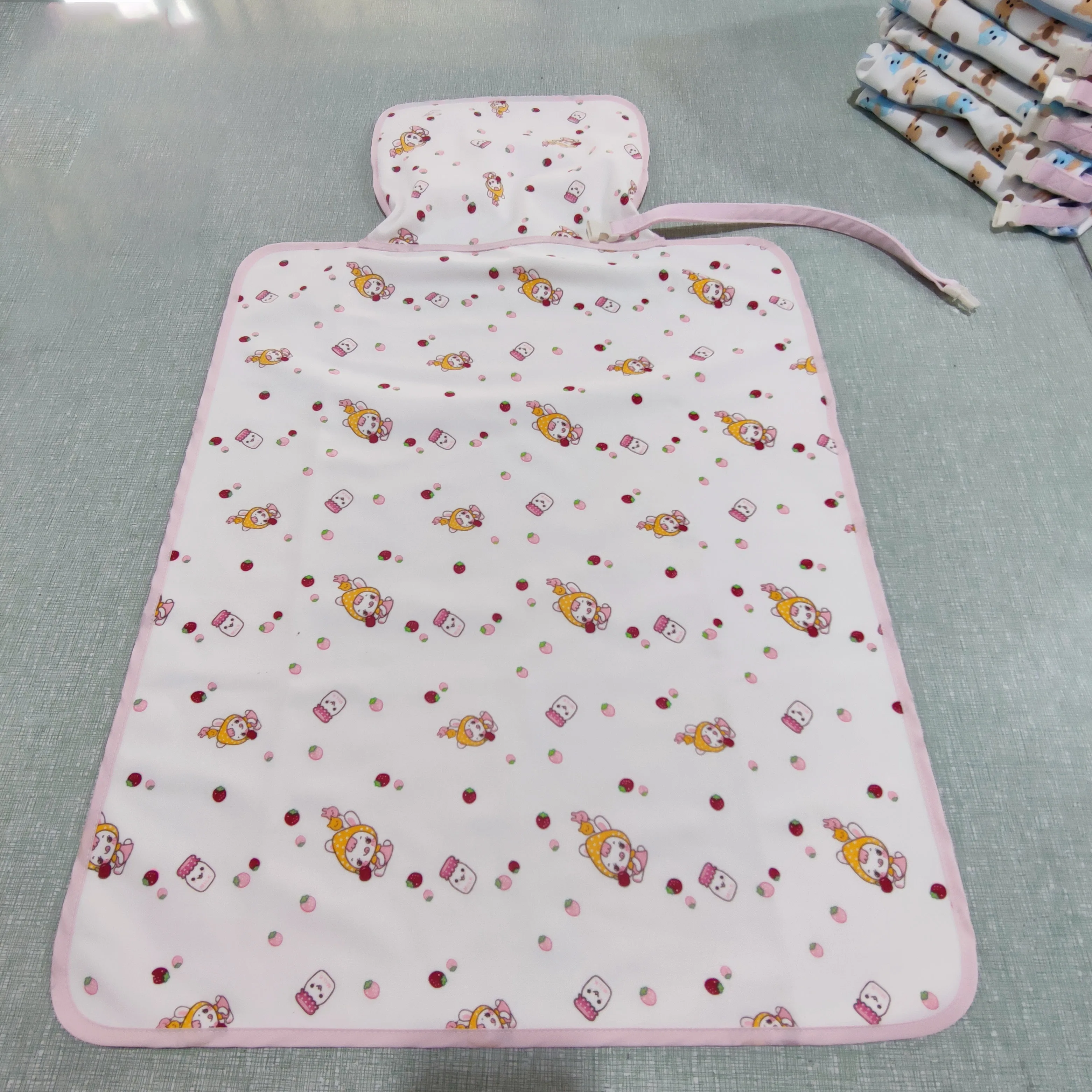 
 Легко носить с собой, маленький объем, хлопковая поверхность, портативный детский пеленальный коврик  