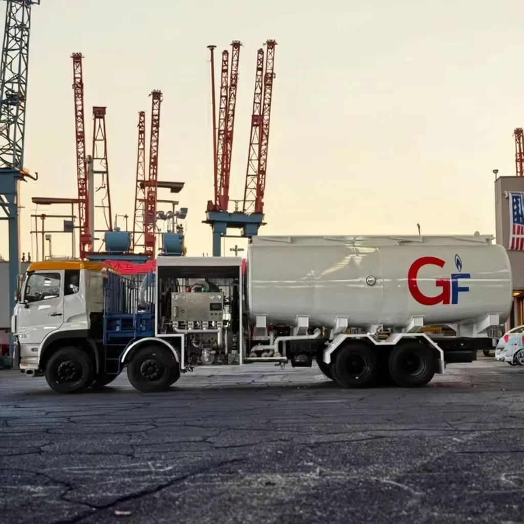Dongfeng Werkspreis 25000 Liter Diesel-Tankerwagen 8x4 Antriebsräder Flugzeugbetankung Flugzeugkraftstoff-LKW mit Öllagerkern