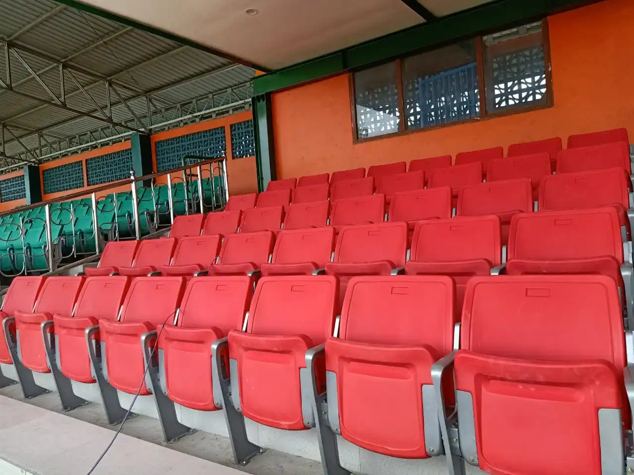 Wholesale tip up plastic stadium chair price fold down stadium seat for outdoor or indoor stadium