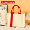 Cuerpo de bolso beige con cinta roja.