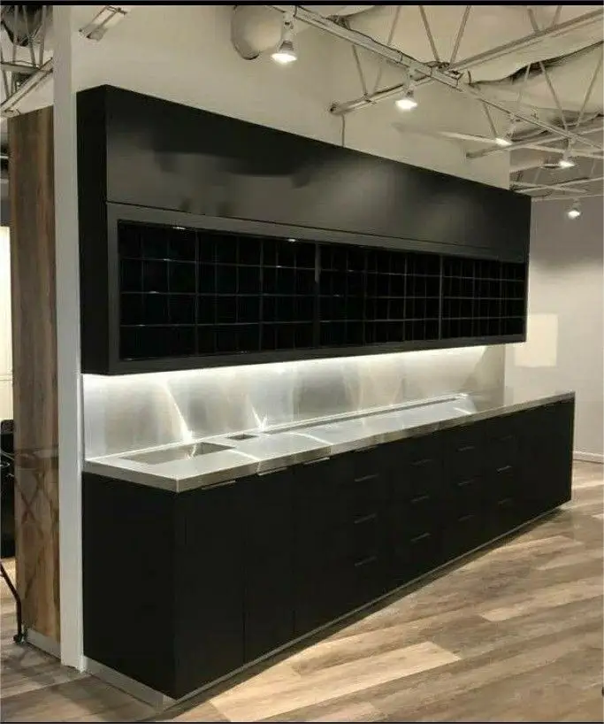 Черный шкафчик под заказ для парикмахерской МДФ шампунь цветная балка