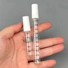 Cabezal rociador de plástico blanco con escala.