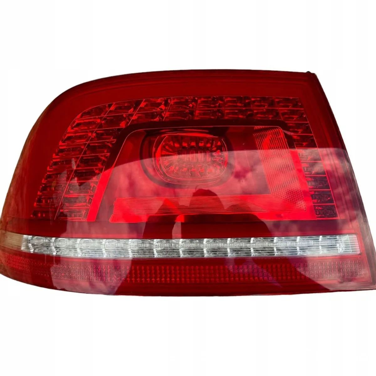 2011-13 Phae Rear Tail Light 3D0945095H/3D0945096H New Condition Red Lens 12V Voltage Applicable