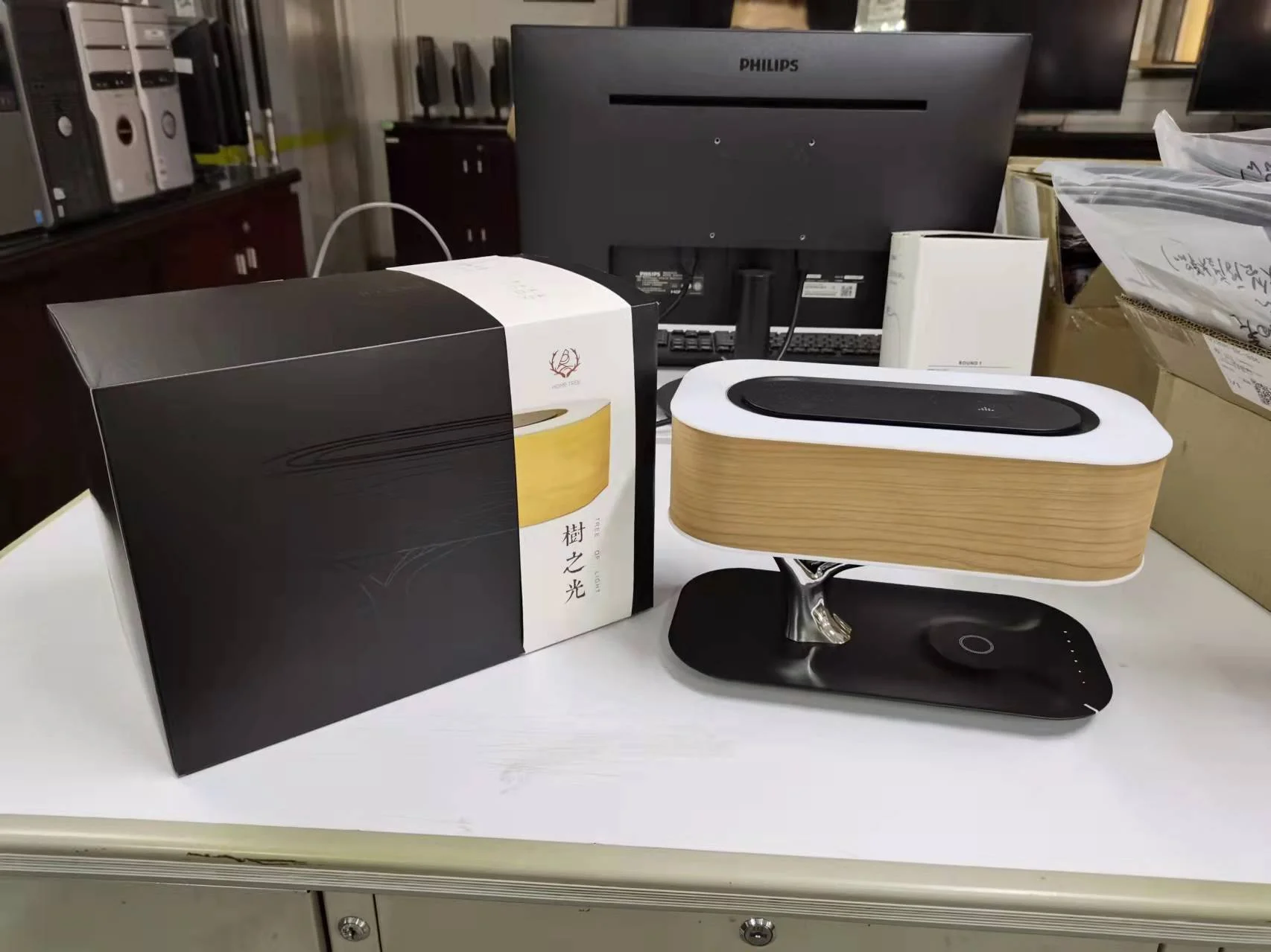 2023 Tiktok Trendy Lamp Multifunctional Lamp Wireless Charger Blue Tooth Speaker Architect Desk