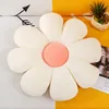 Cuscino con fiori bianchi