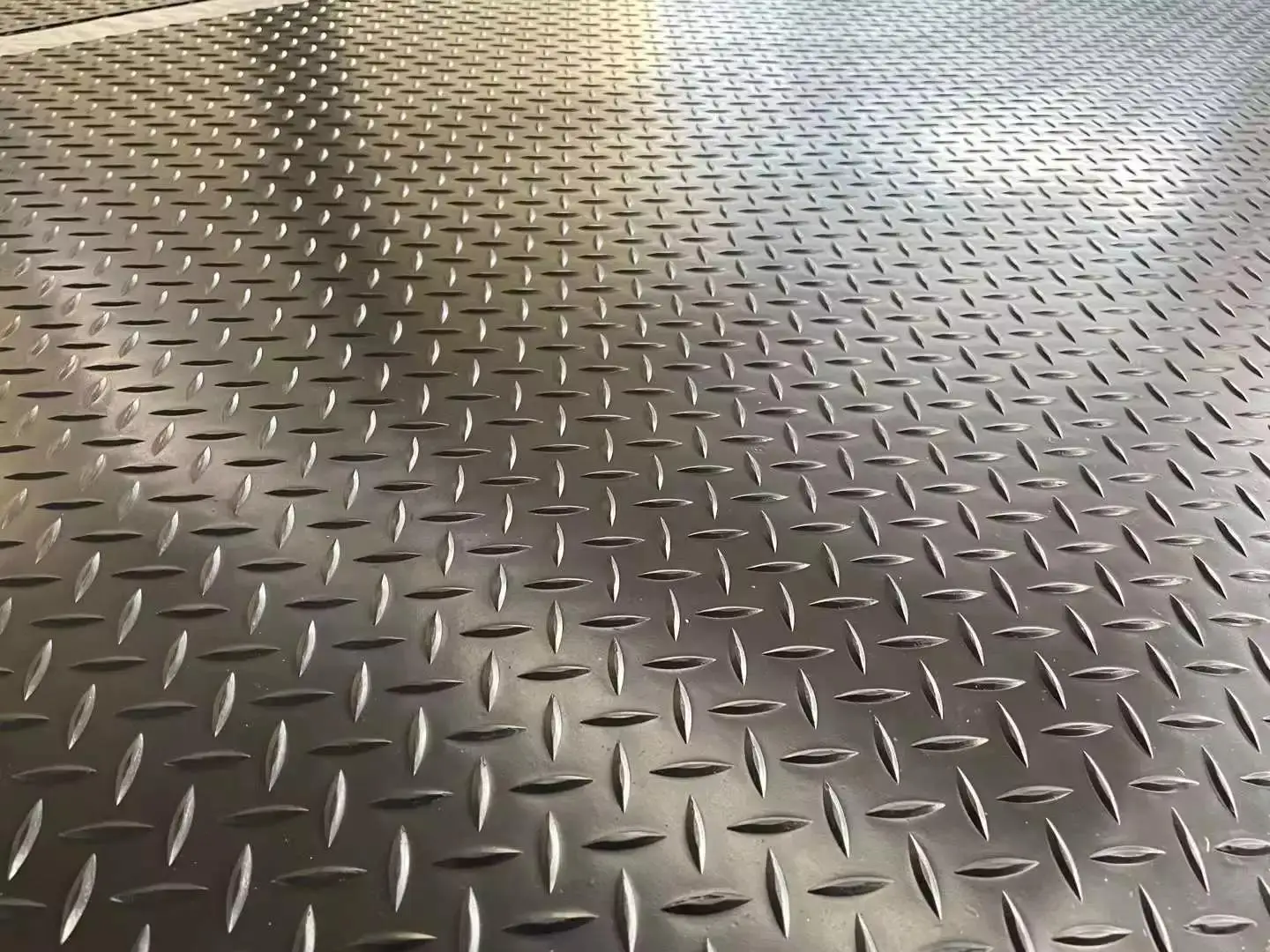 Противоскользящий резиновый настил для наружного гаража