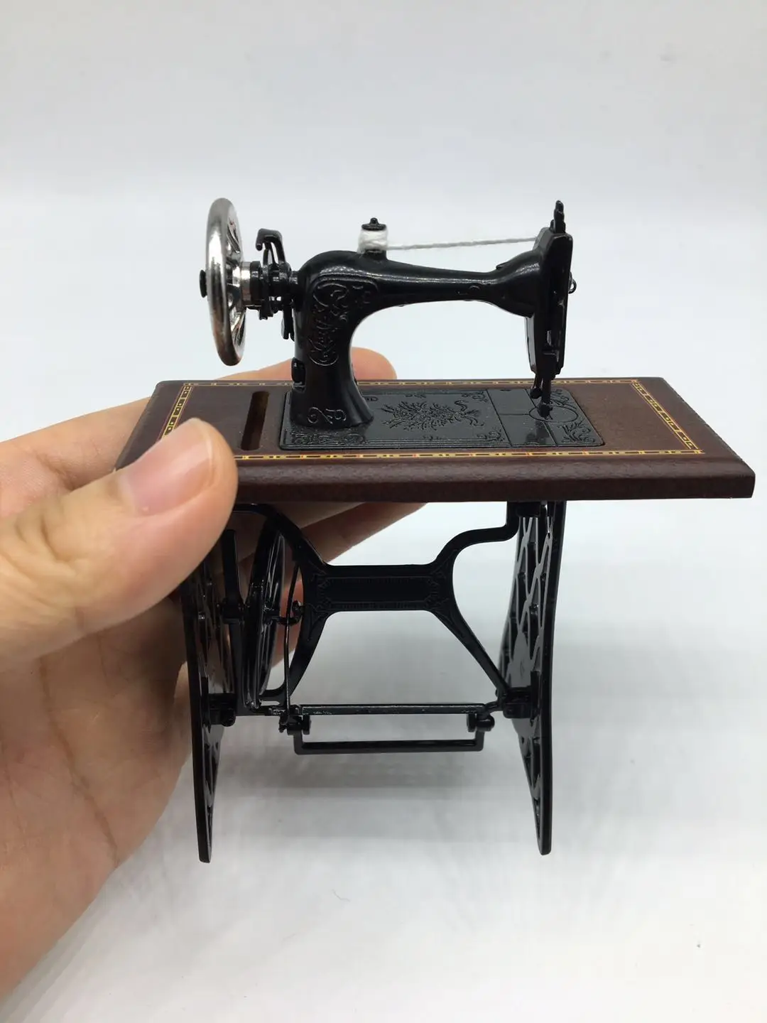 Black Sewing Machine, Portable Old Fashioned, with Accessories – Dollhouse  Junction