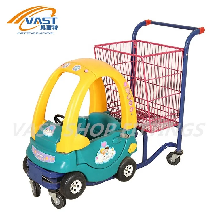 おもちゃの車が付いているスーパーマーケットの子供のショッピング