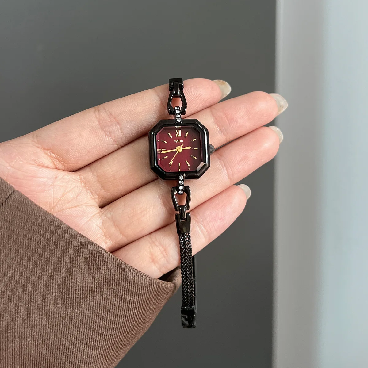 Square Quartz Women's Watch OM-098998