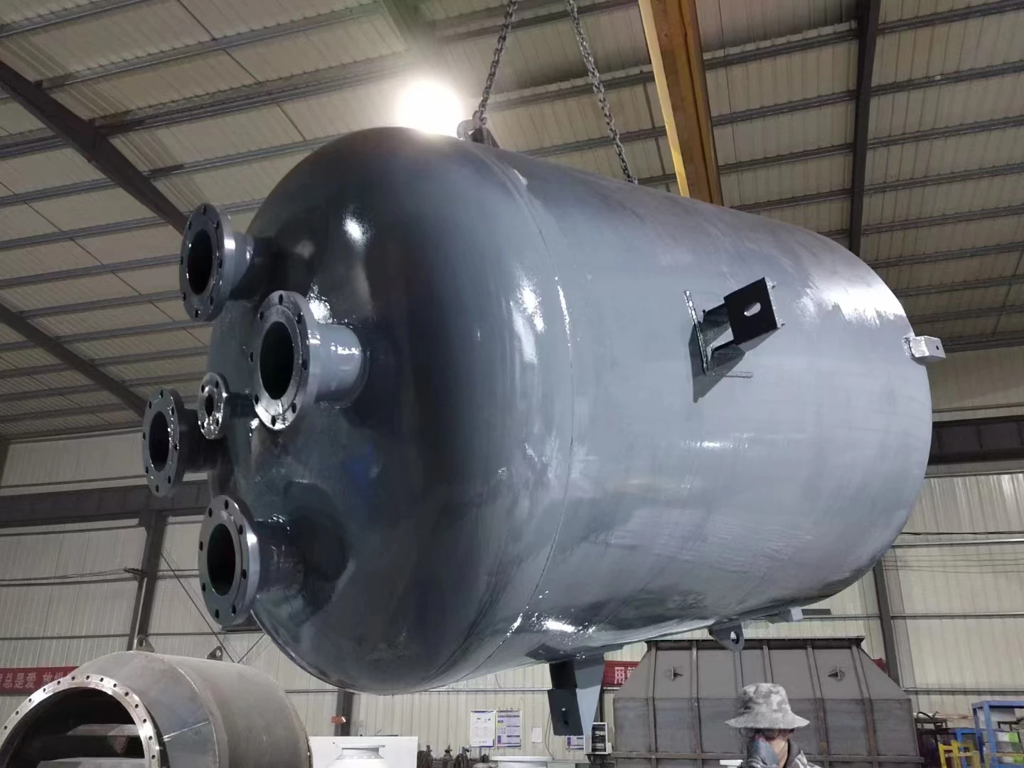 Оборудование для глушителя снижает уровень шума накладывая толстый звукопоглощающий и шумоподавляющий материал с устойчивой