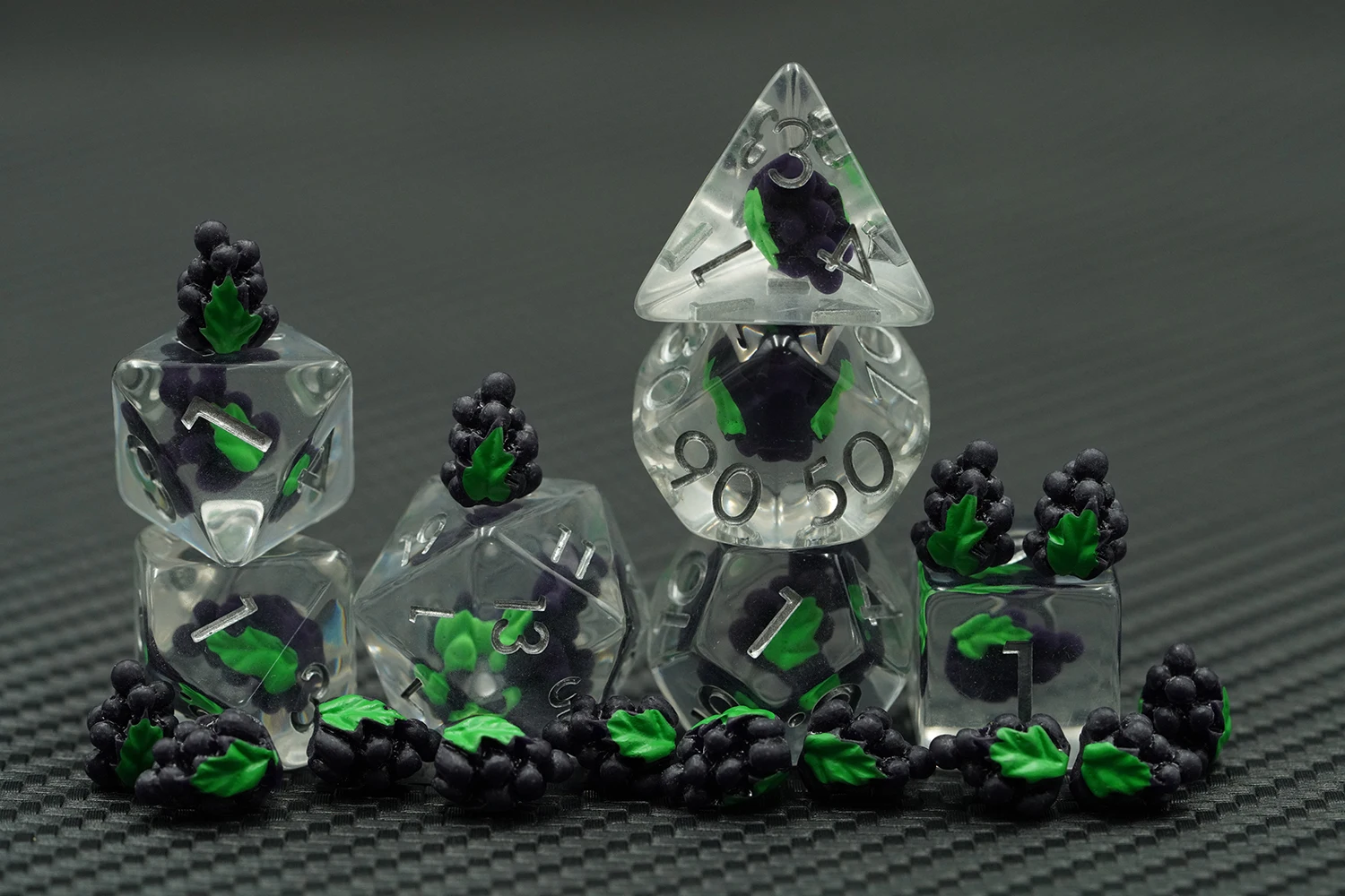 Dungeons and Dragons Game Accessory-Resin Polyhedral Dice Set Grape Shape Inside D20 7 Pcs Silver Number supplier