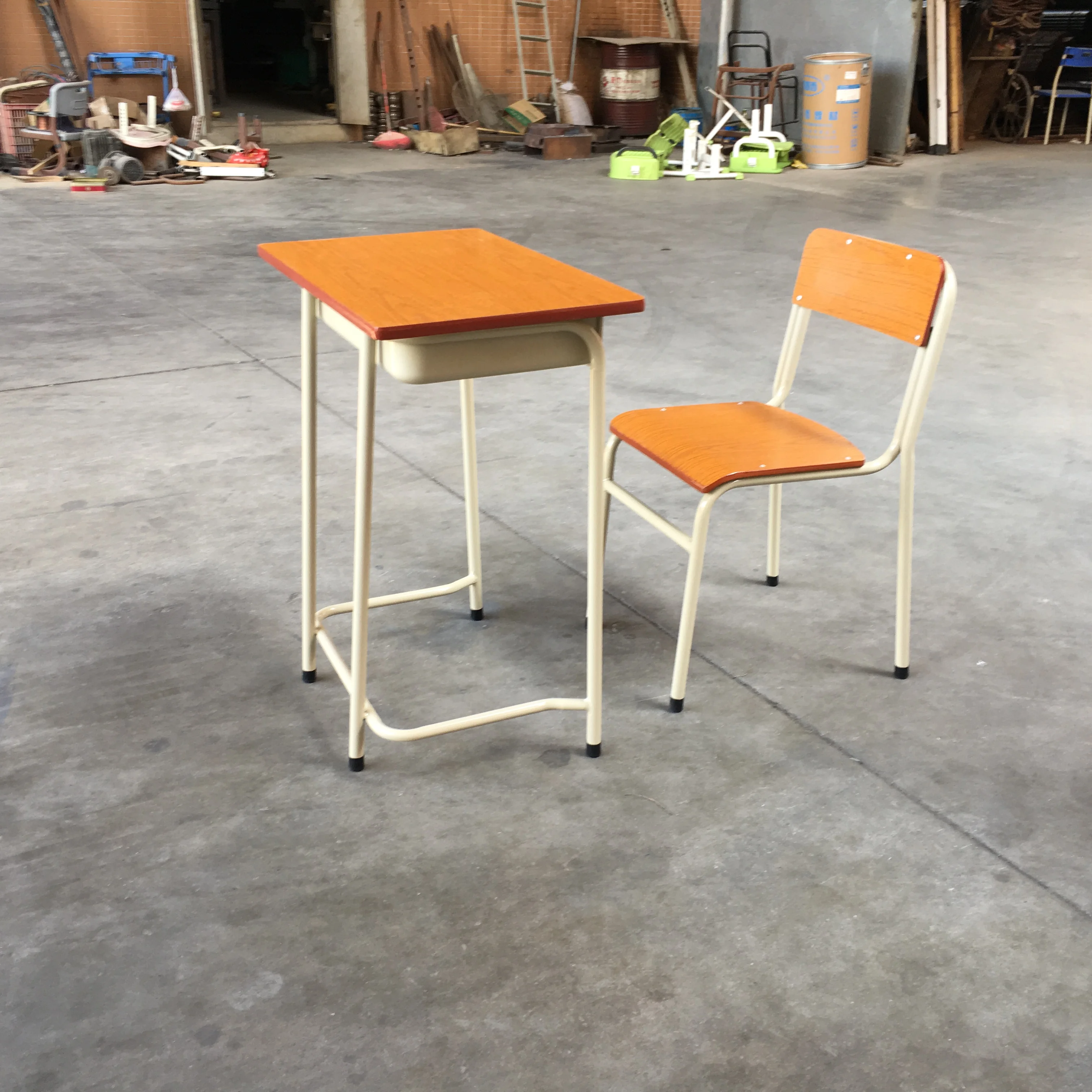 
 Отдельный стол и стул из фанеры с уплотнением по бокам  