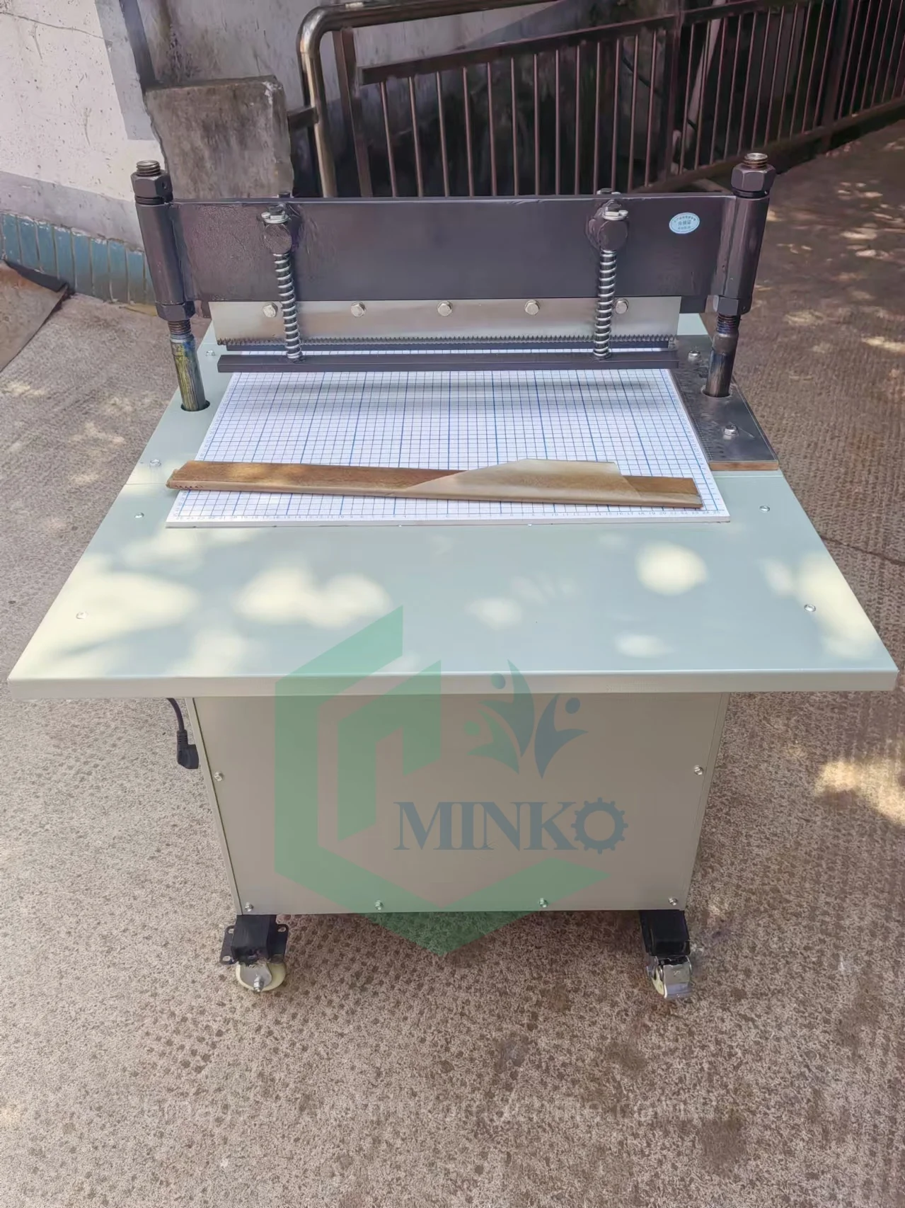 Zig Zag Fabric Cloth Cutting Machine Swatch Cutter Machine Fabric Cutting Machine