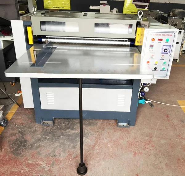 高速自動A4ペーパークラフトエンボスフィーダーシートホットエンボス