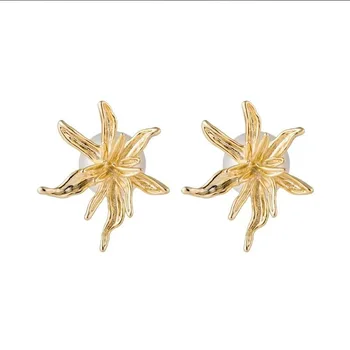 High-Grade French Pearl Earrings 18K True Gold Color Trendy Cold Style Metal Flowers Ear Studs with Exaggerated Preserved Beauty