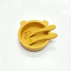 Ciotola in silicone arancione a forma di orsetto con cucchiaio interamente in silicone.