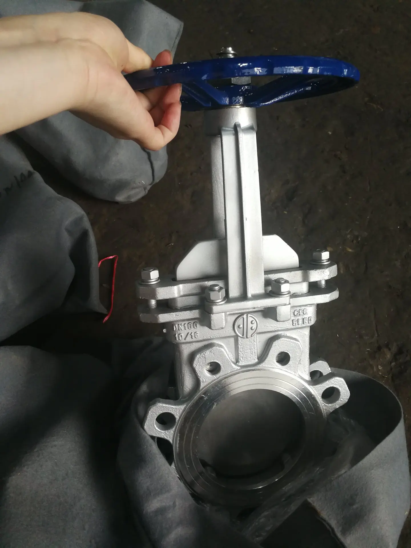 Covna 4 Inch Industry Knife Gate Valve Stainless Steel Wheel Handle