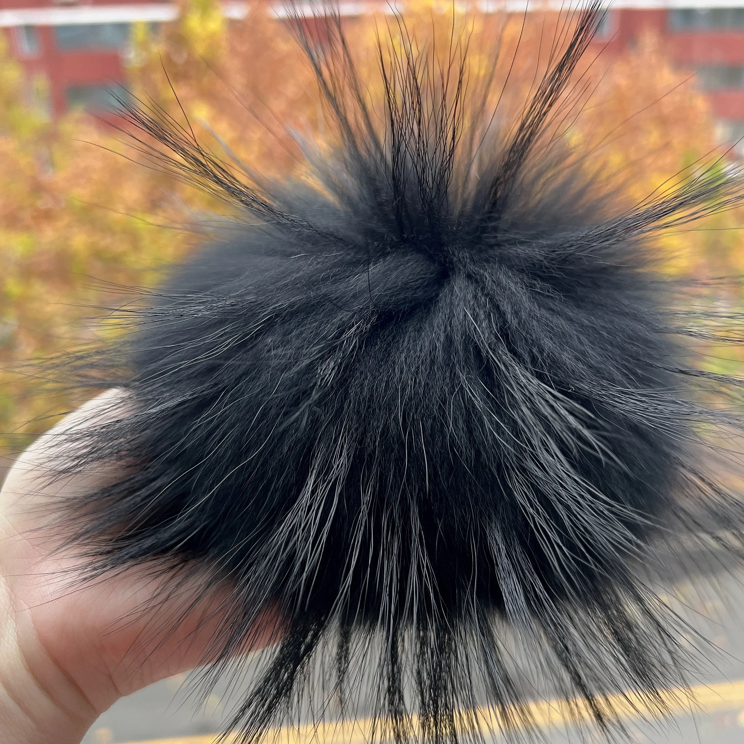 Оптовая продажа с фабрики Меховые помпоны для шапки 15 см пушистые Помпоны из натурального меха енота большие