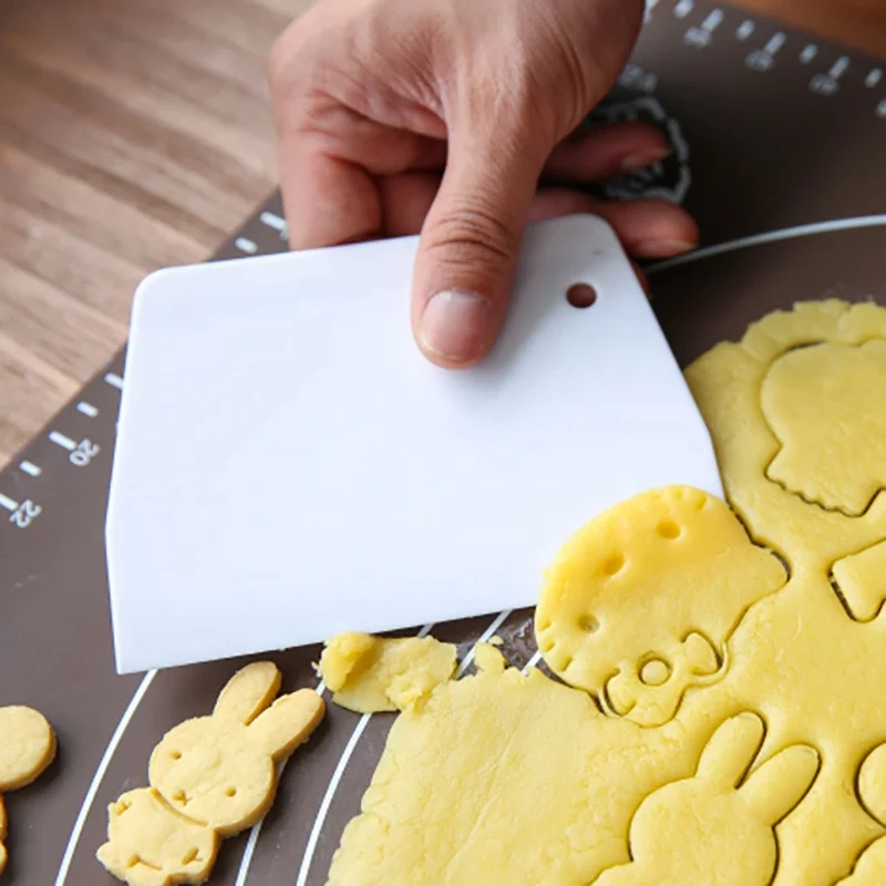 Wholesale Plastic Baking Tools Cake  Multipurpose Kitchen Plastic Dough Scraper Plastic Dough Cutter for Pizza Dough Pastry Cake
