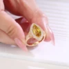 Anillo de oro macizo de 10 quilates con piedra labio