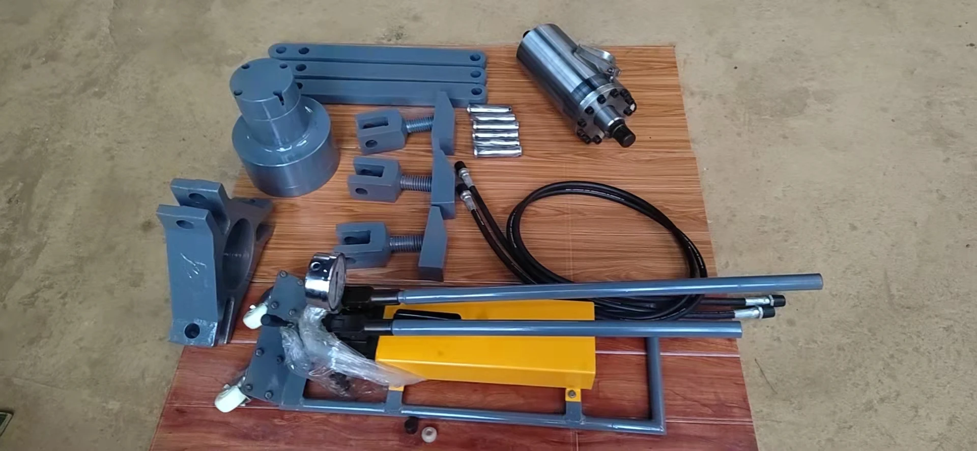 Portable Hydraulic Sprocket Remover of the Final Drive