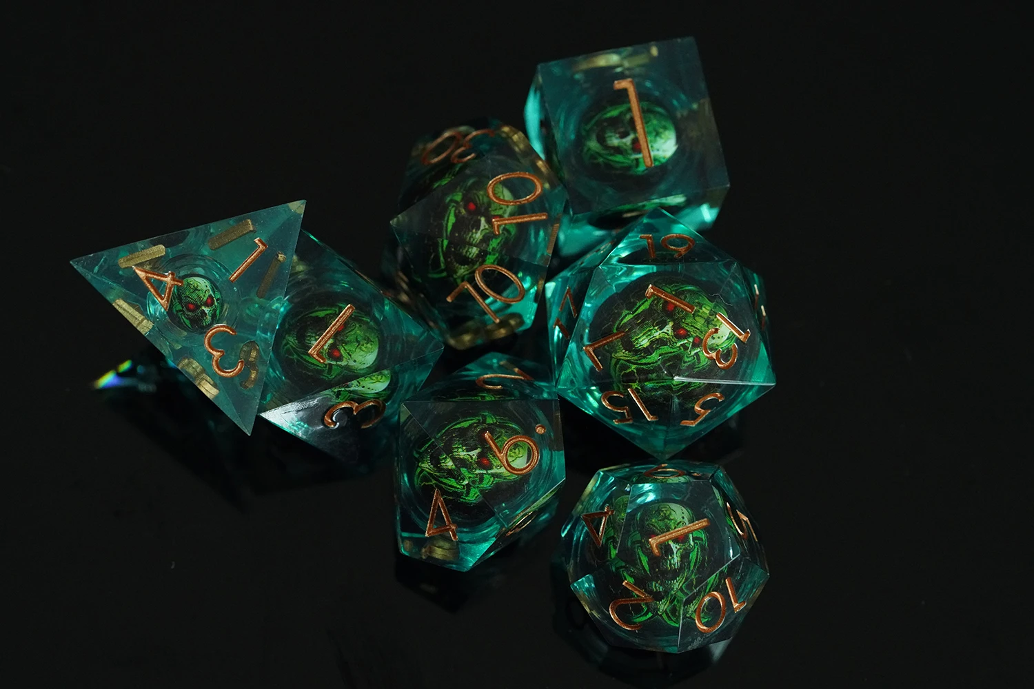 Yushun Dnd New Skull Head Resin Polyhedral Dice Sets Ghost Skeleton Liquid Core RPG Board Game Dice details