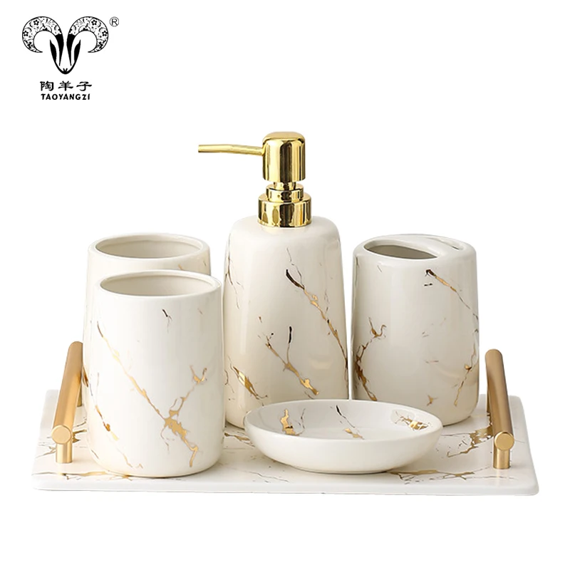 Set de 4 Bucăți cu Aspect de Marmură din Porcelaină pentru Accesoriile de Baie Set de Suporturi de Parchet cu Dispenser de Loțiune și Pumpă de Săpun