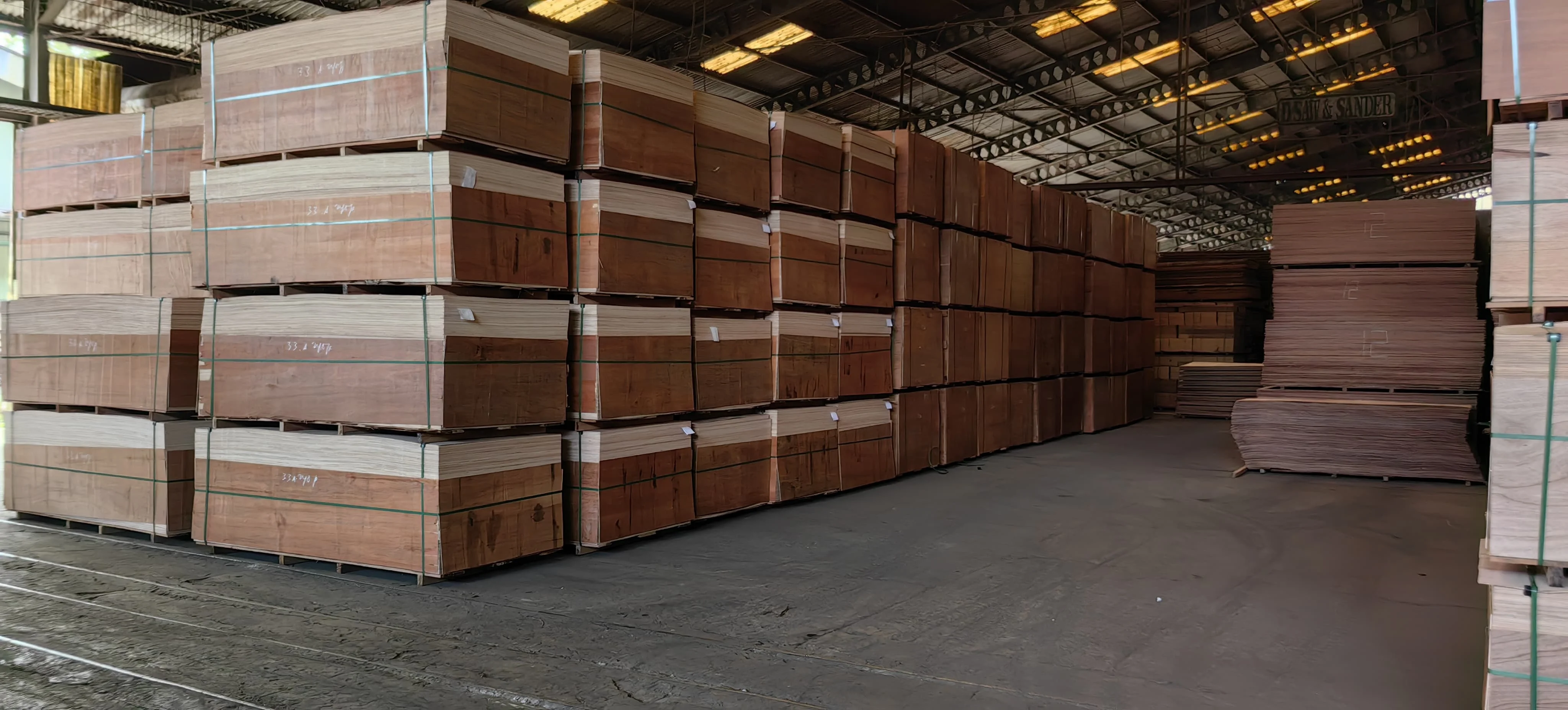 INDONESIA Meranti Solid Plywoods 4x8 Lightweight yet Strong Wood Board for Interior Walls Ceilings and Custom Furniture
