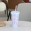 Taza blanca con lazo rosa.