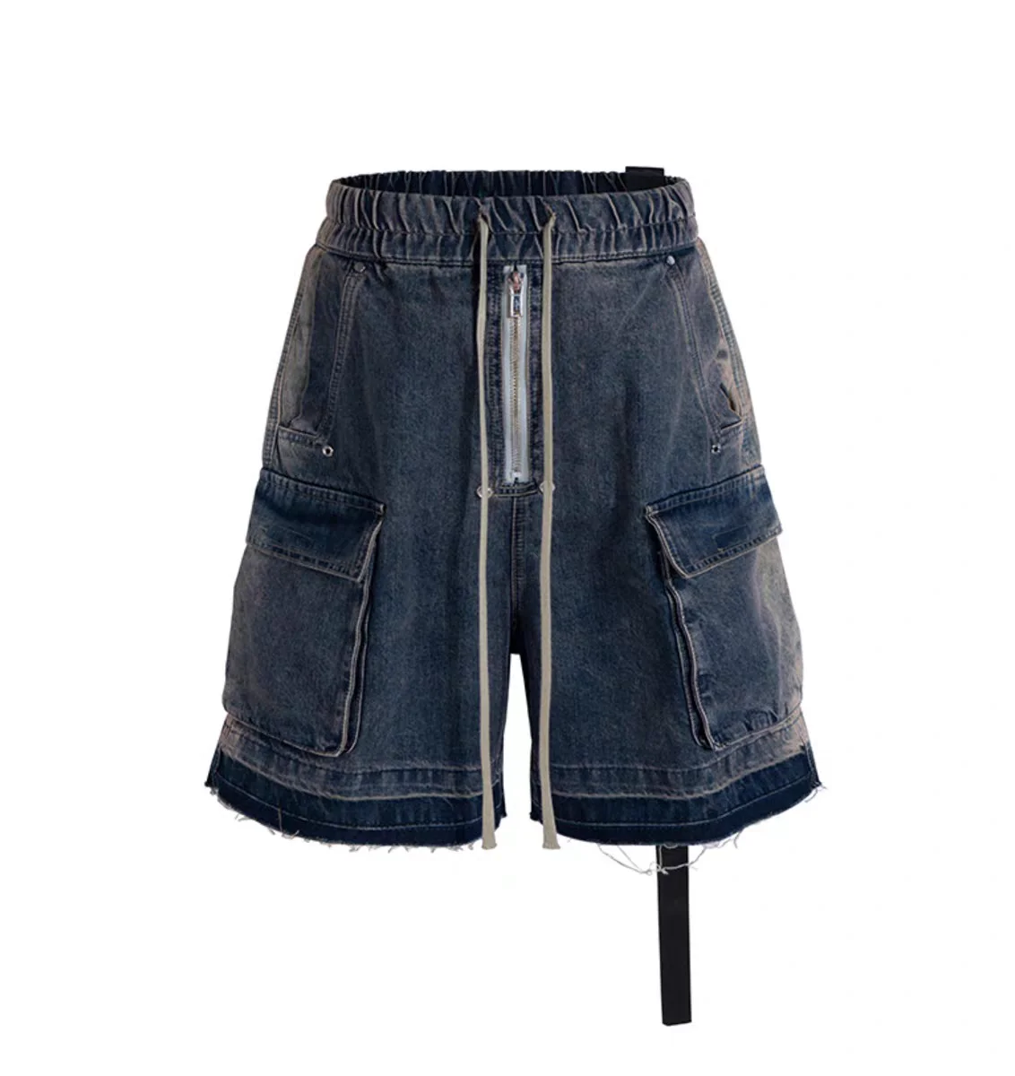 Нож с несколькими карманами окрашенный в грязь необработанными краями чтобы сделать старые мешковатые джинсовые шорты выше колен