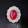 Anillo de luz con estrella de seis puntas de corindón rojo.