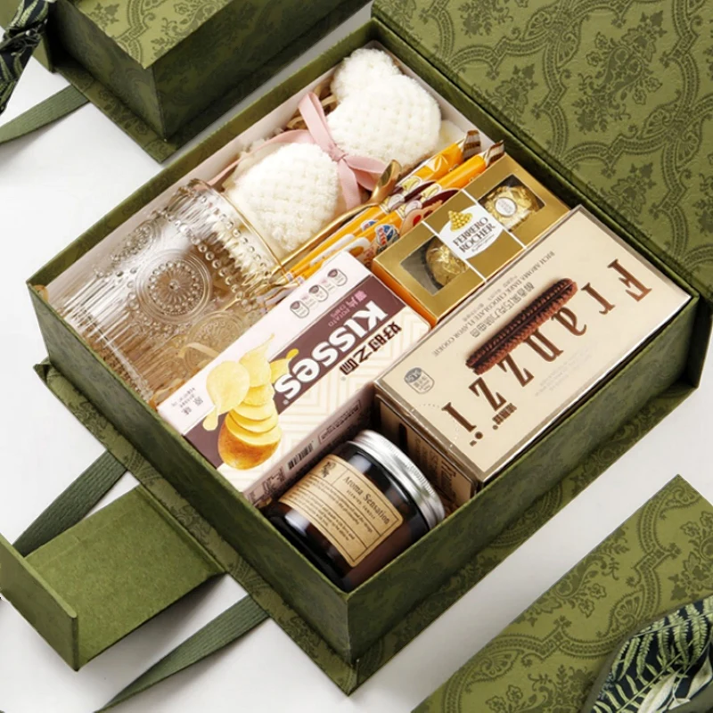 Custom Luxury Wedding Christmas Cardboard Gift Box With Handle Clothing