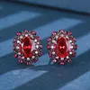 Pendientes de botón de corindón rojo "Black Gold"