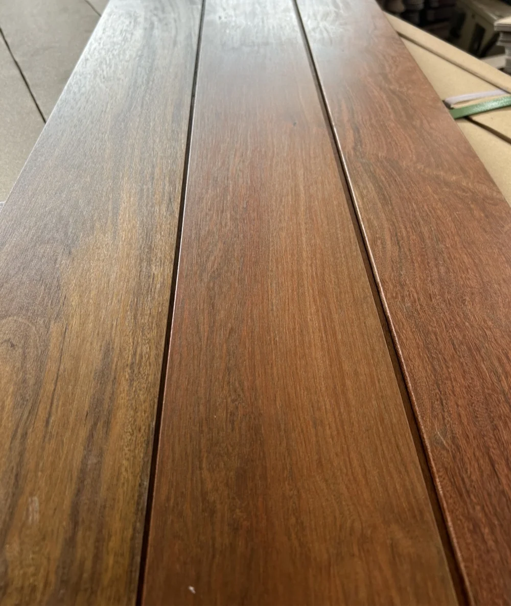 Revestimento de Madeira Real em Ipe Brasileiro com Acabamento Oleado para  Paredes Externas, image size:1000x1187