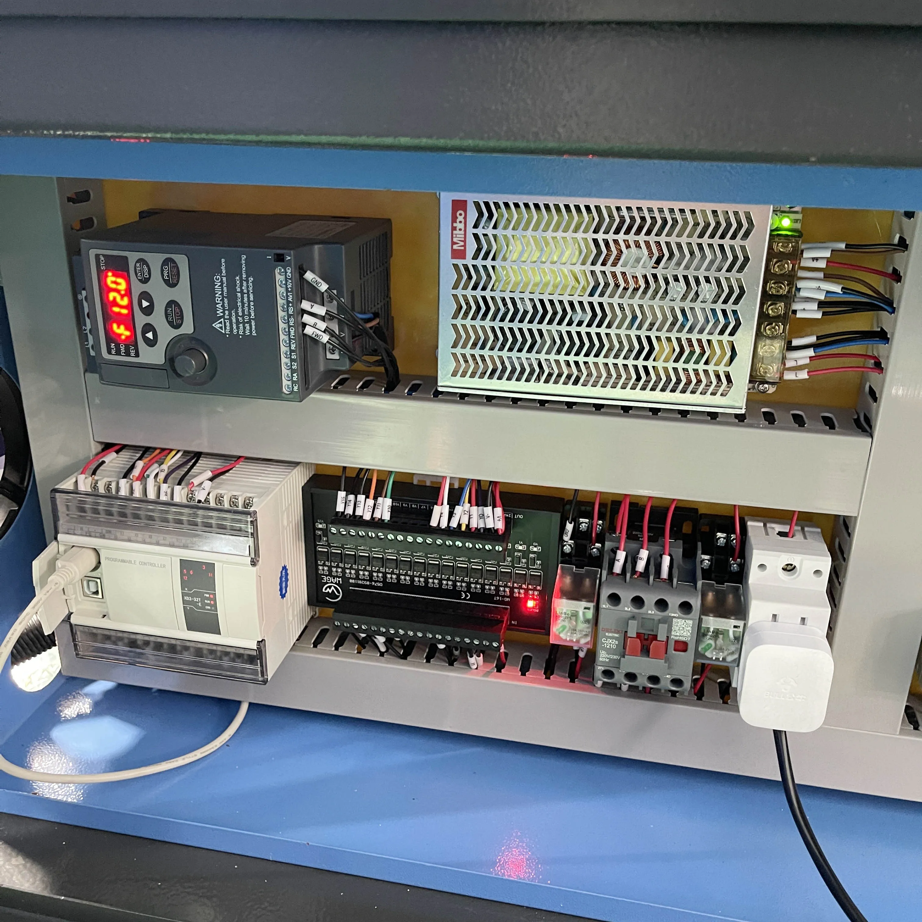 How Top Blow Molding Equipment Manufacturers Customize Lines for Brand