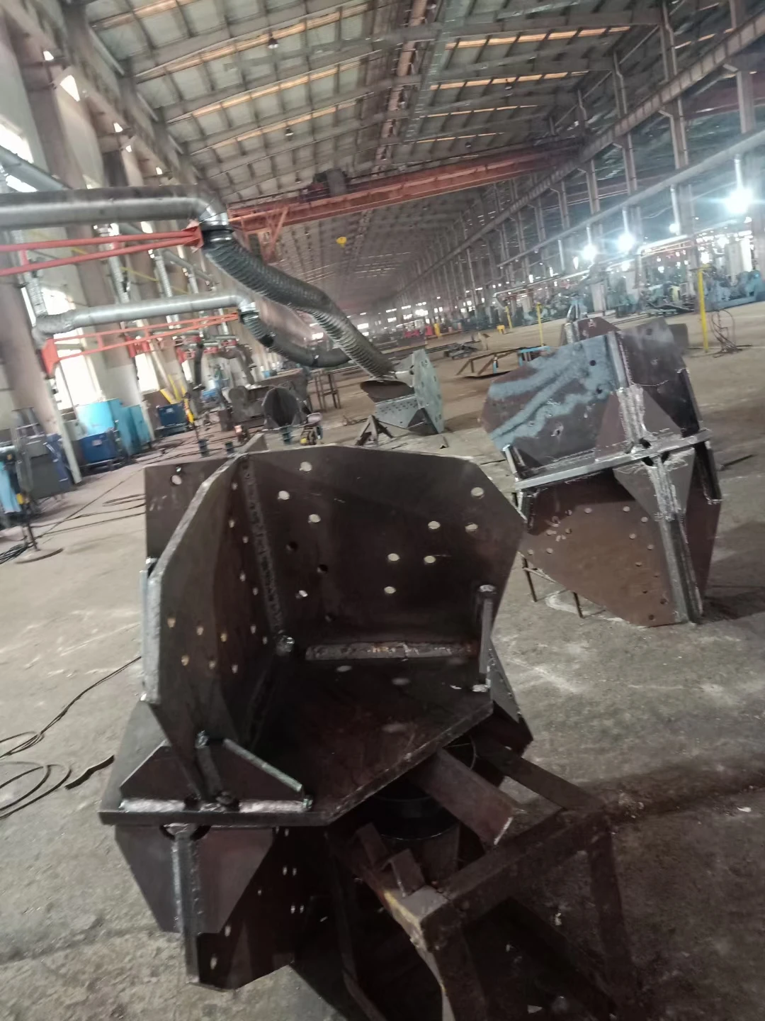 High Quality Galvanized Steel Three-Legged Telecom Tower Monopole Design for 5G Signal Transmission details