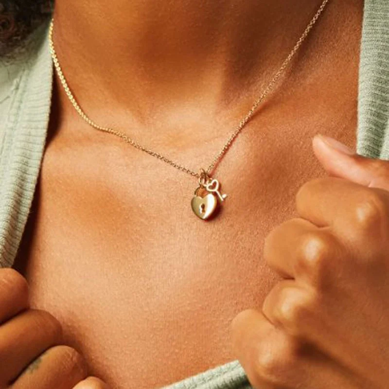 Coeur en acier inoxydable doré avec empreintes de pattes - Pet Friends