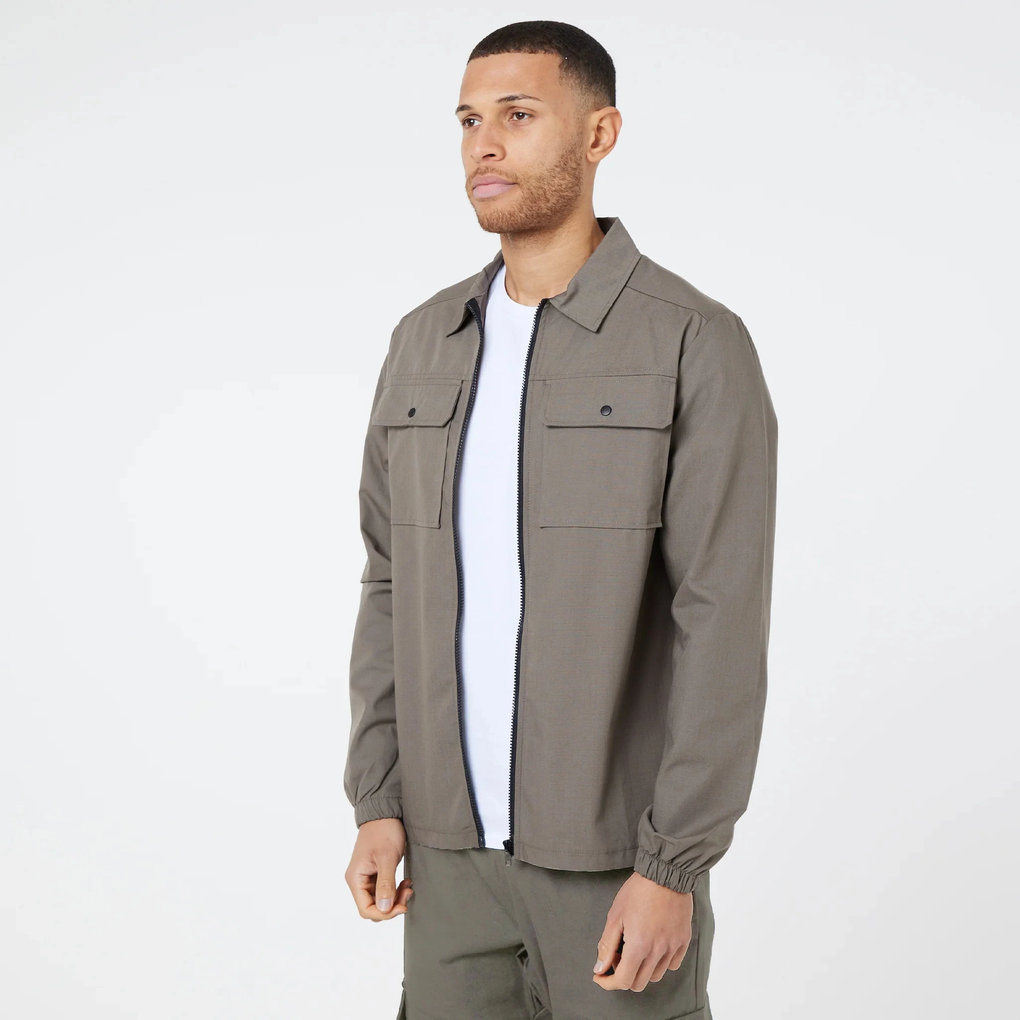 Customize Men Woven twill fabric in center zipper and flat patch pockets style Utility Overshirt jacket_voghion.com