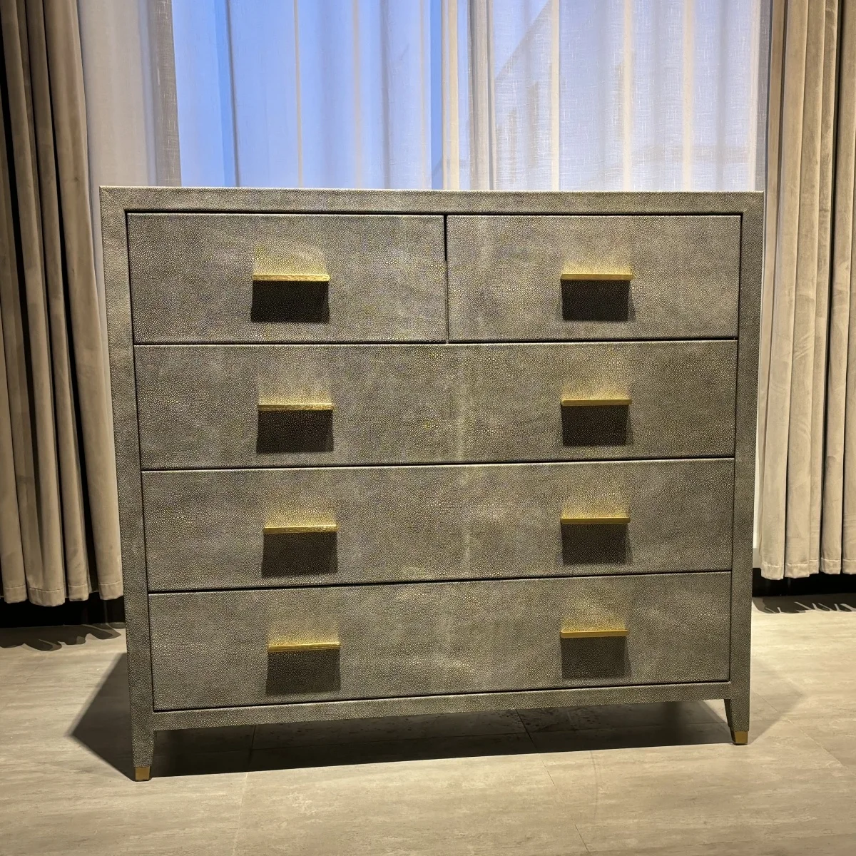 Ferly Hot Sale Graydon Shagreen 5-Drawer Dresser Dressing Table Makeup  Table Dresser Set