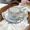 Tazza con griglia a forma di cuore blu 300 ml e piattino