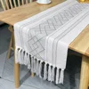 Runner da tavola bianco e grigio con nappine a forma di diamante incrociato