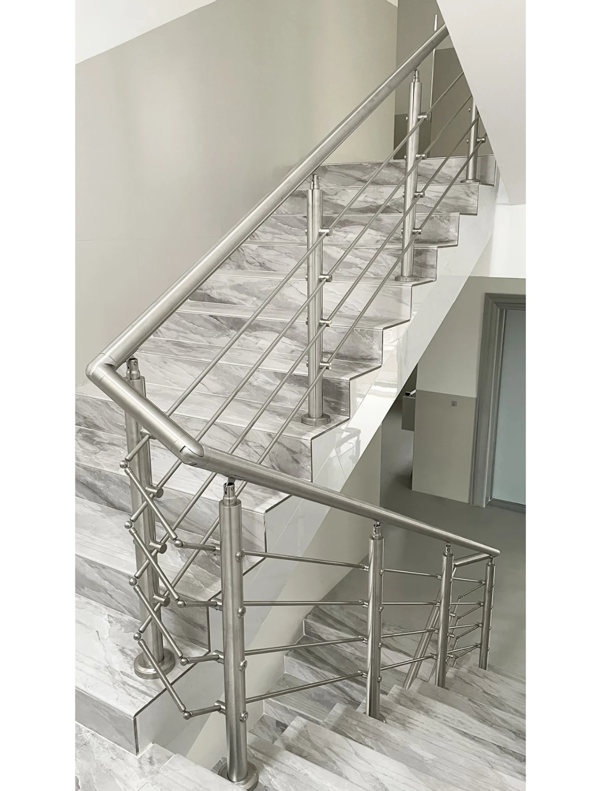 CE-Certified 304/316 Stainless Steel, Indoor & Outdoor Conduit Guardrails - Easy to Install & Highly Corrosion-Resistant