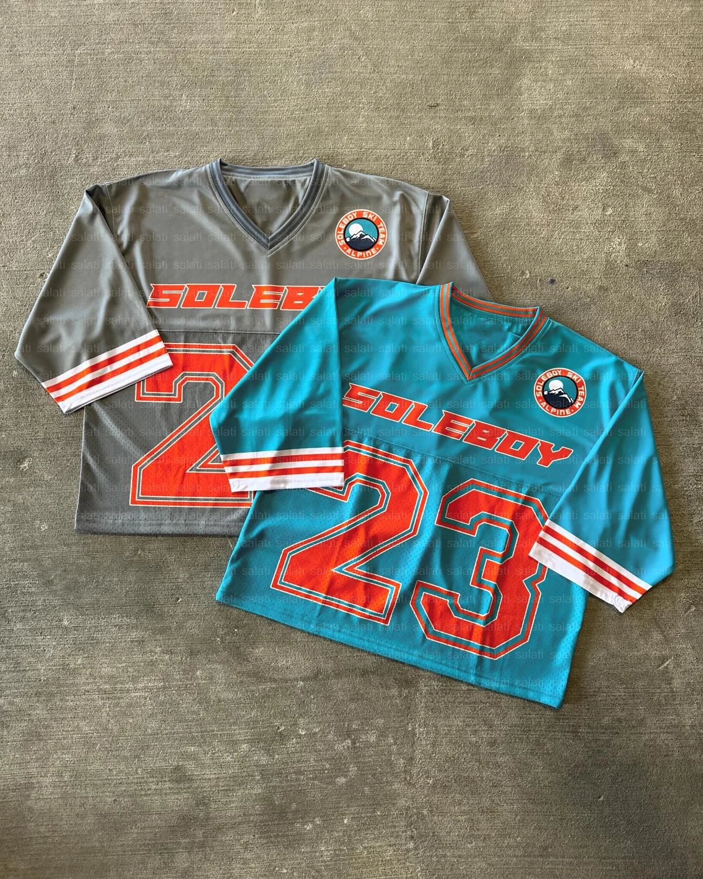 Custom V Neck Silk Screen Printed Quick Dry Oversized Boxy Mesh Sport T-Shirts 180g OEM Service Soccer Basketball Football