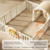 Conjunto de corralito para bebé blanco y caqui