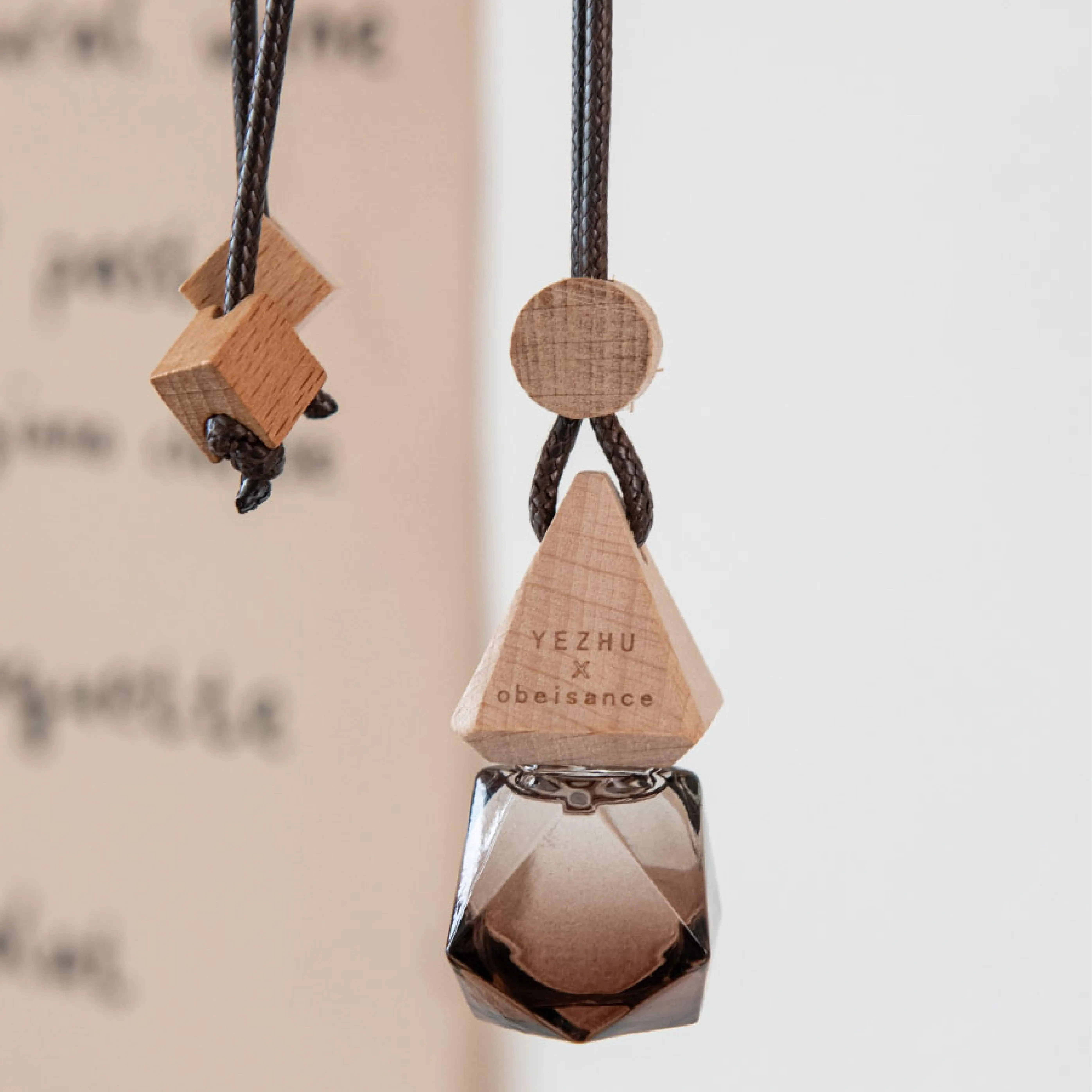 Customized Logo and Flavor Car Perfume Glass Bottles Fragrance Natural Plant Essential Oil Car Air Freshener Deodorant