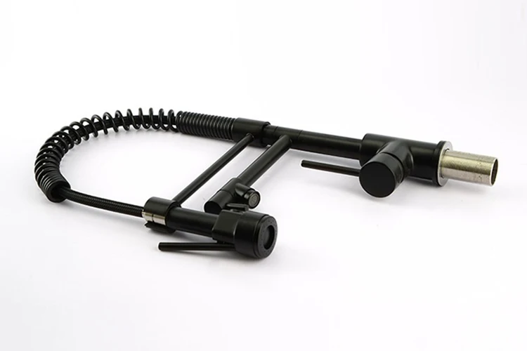 Mezclador de grifo de cocina con resorte semi profesional extraíble de latón negro con caño flexible