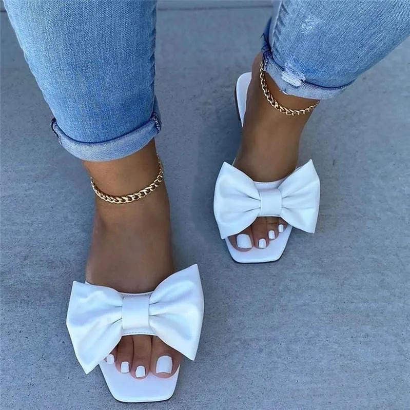 Las 13 chanclas con más estilo para la playa y piscina de este verano 2020  de firmas como Havaianas, Adidas y Birkenstock