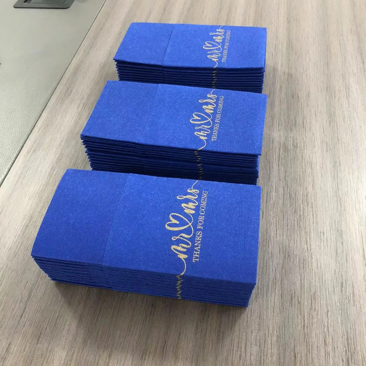 Высокое качество Буле салфетки Бумага с золотым логотипом персонализированные свадебные салфетки одноразовые цветные салфетки для ужина